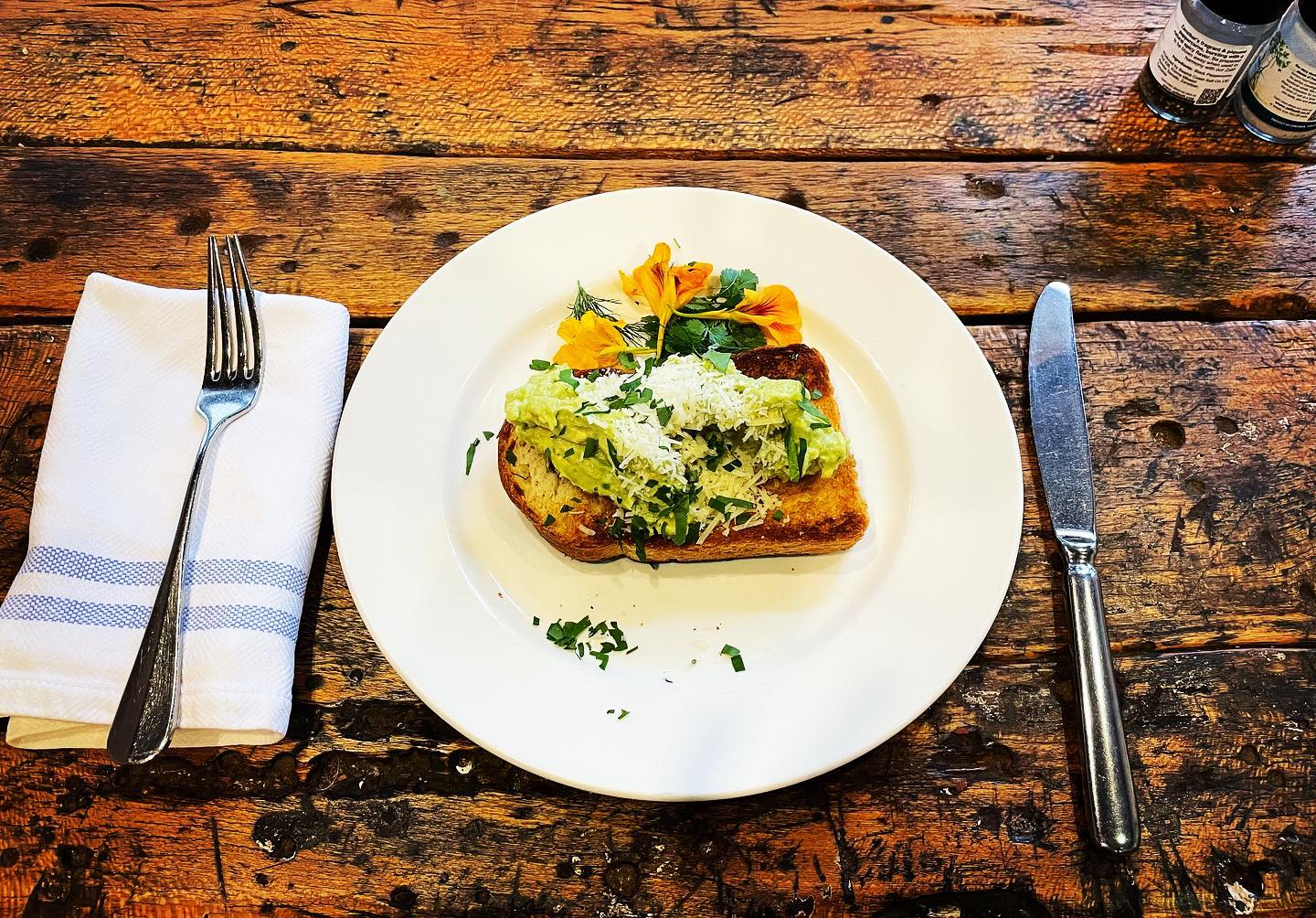 Happiness is smashed avocado 🥑 on toast. With at least 6 different types of avocado trees on the property we have fresh farm avocados almost all year round. #smashedavo #avocado #avocadotoast #smashedavocado #breakfast #breakfastlover #brunch #happiness #happinessis #happy