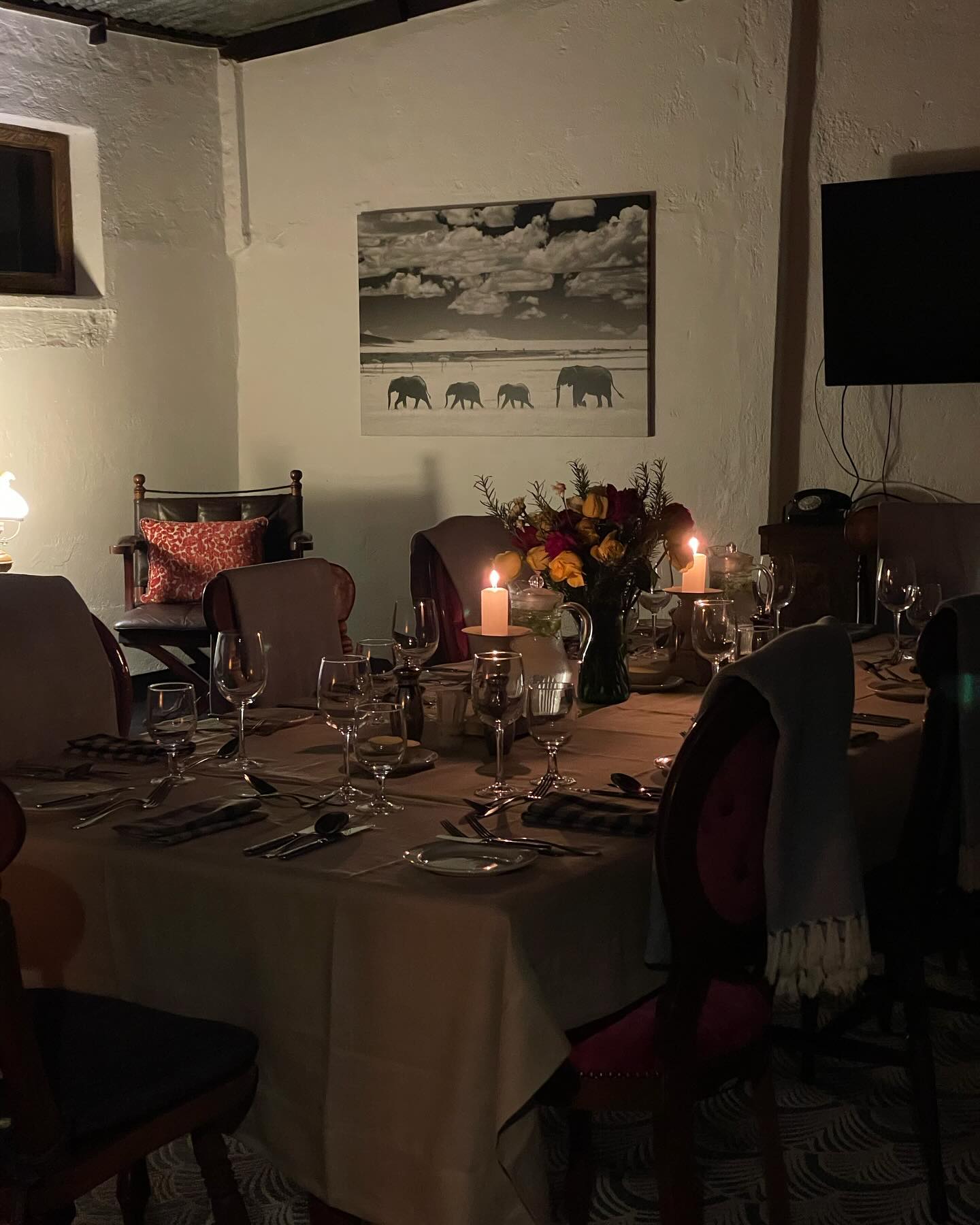 Private dining ….. our room of requirement is an elegant yet comfortable space to dine in private with your family or group of friends. With luxurious table linen from @sixteentables.za #dining #private #privatedining #luxury #linen #intimate #group #decor #design #interiordesign #interior